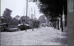 827768 Gezicht op de Wittevrouwensingel te Utrecht, met links aan de kade de tjalk Concordia van Hendrikus Terwal uit ...